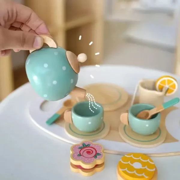 Elegante Juego de Té Madera para Niños sirviendo el te